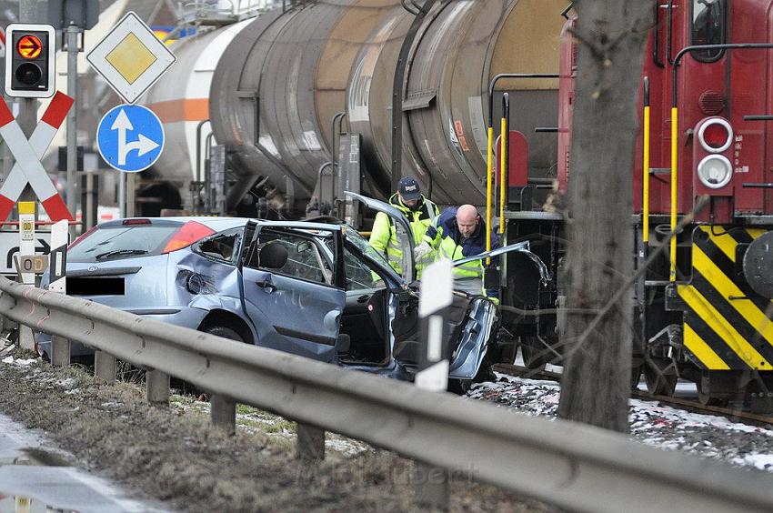 PKW gegen Zug Niederkassel Bingerstr P02.JPG